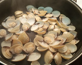 Foto del paso 2 de la receta: Merluza con almejas y gambas estilo marinera