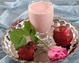 عکس مرحله 1 از دستور اسموتی توت فرنگی و سیب