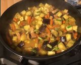 Une image de l'étape 15 de Aubergines, carottes et ciboules au lard et curry.