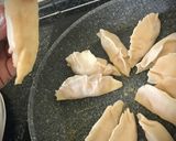 Foto del paso 6 de la receta: Gyozas caseras de nísperos y queso