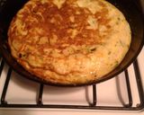 Foto del paso 4 de la receta: Tortilla de papas rellena de jamón y queso mozzarella (NO ES TORTILLA ESPAÑOLA.)