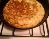 Foto del paso 4 de la receta: Tortilla de papas rellena de jamón y queso mozzarella (NO ES TORTILLA ESPAÑOLA.)