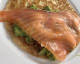 Foto del paso 4 de la receta Crepes rellenos de salmón con aguacate, pesto y queso de cabra. Facilísimos y muy rápidos