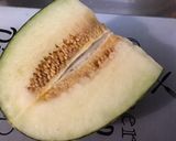 Une image de l'étape 1 de Salade de pastèque et melon vert au jus de cerises.