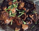 Gambar langkah 6 resipi Ayam Masak Kicap Lada Hitam & Cendawan Hitam.