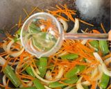 A picture of step 2 of Vegetable Stir-Fried Noodles (蔬菜炒面).