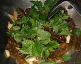 快炒塔香海茸的食譜步驟3照片