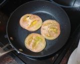Foto del paso 4 de la receta: Bocadillo de lomo con tortilla francesa, tomate asado y alioli