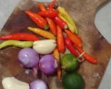 Foto langkah ke 2 dari resep Ikan Goreng Sambel Embe.