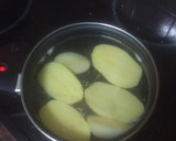 Foto del paso 2 de la receta: Tupper de merluza empanada y frita con papas cocidas