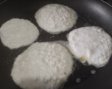 Foto del paso 3 de la receta: Torticas🫓de yuca🥯cruda🧀con queso🥛🥙🥯