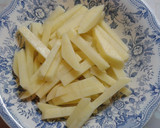 Foto del paso 1 de la receta: Huevos fritos con patatas, ajos enteros y pimientos de padrón
