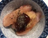 Hình bước làm 2 của món Súp bí đỏ thịt ức gà ram xé topping lá mùi tây