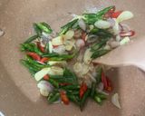 Foto langkah ke 3 dari resep Tumis tongkol cabai hijau.