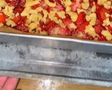 Foto langkah ke 4 dari resep Strawberry Crumb Bars.