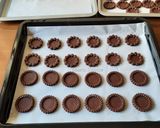 Foto del passaggio 10 della ricetta Biscotti gioiello al cacao