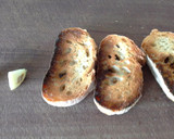 Foto del paso 1 de la receta: Chuletitas de cordero con ensalada de pan y huevo