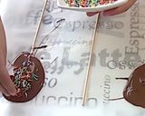 Foto del paso 4 de la receta Piruletas de chocolate para hacer con niños