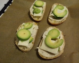 Foto del paso 2 de la receta: Tostadas de aguacate, jamón de pavo y quesos ingleses