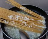 Foto langkah ke 3 dari resep One Pan Spaghetti Aglio Olio.
