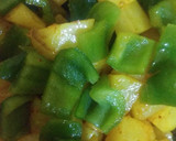 உருளைக்கிழங்கு குடைமிளகாய் ப்ரை ரெசிபி ஸ்டேப் 3 புகைப்படம்
