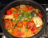 Hình bước làm 5 của món Cá nục - mackerel kho cà chua và thơm