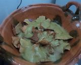 Foto del paso 2 de la receta: Chilaquiles navideños verde de Salsa de aguacate  las Correa