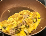 Foto del paso 3 de la receta: Tortilla de atún y calabacín con un toque de salsa siracha