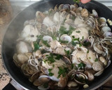 Foto del paso 7 de la receta: Pescada con almejas y gulas