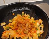 A picture of step 3 of Egg burgi.