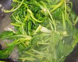 Hình bước làm 1 của món Rau cải xào lòng gà