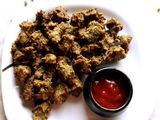 हिरव्या मुगाची भजी (hirvya moongachi bhaji recipe in marathi)