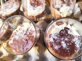 Postre individual de chocolate y caramelo