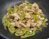 รูปขั้นตอนการทำที่ 2 ของ ไก่ผัดพริกหนุ่ม