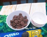 Hình bước làm 1 của món Chậu cây từ sôcôla và bánh oreo