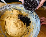 Hình bước làm 4 của món Vào bếp cùng con: Bánh quy bơ chocolate chips dẻo mềm, ít ngọt, không cần máy đánh, cho lễ Halloween