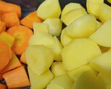 Hình bước làm 1 của món Canh khoai tây cà rốt nấu đuôi heo