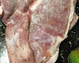 Foto del paso 1 de la receta: Vacío de cochinillo con pimientos y puerros asados al horno de barro