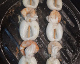 Foto del paso 5 de la receta: Brocheta de choco y langostinos