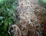 Hình bước làm 2 của món Gỏi bắp chuối trộn tôm khô