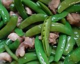 รูปขั้นตอนการทำที่ 3 ของ ถั่วหวานผัดน้ำมันหอย/Stir Fried Sugar Snap Pea with Oyster Sauce