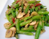 Foto langkah ke 3 dari resep Tumis Buncis Jamur.