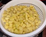 Foto del paso 5 de la receta: Guiso de carne con papas fritas y ensalada palta, mango y tomate