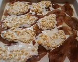 Sajtos-tejszínes kukoricás csirkemell héjában sült krumplival recept fázis 3 fotója