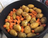 Une image de l'étape 5 de Pommes de terre grenailles et carottes rôties à l ail,cumin et herbes de Provence.