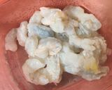 A picture of step 1 of Lemon garlic shrimp pasta.