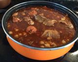 Foto del paso 2 de la receta: Patitas de cerdo con garbanzos y chorizo