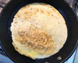 Foto del paso 3 de la receta: Omelette enrollado con queso y hot dog