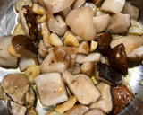 Foto del paso 3 de la receta: Huevos rotos con jamón ibérico, boletus y un toque de trufa