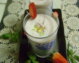 A picture of step 1 of Creamy Strawberry Lassi.
